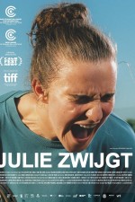 Julie zwijgt (2024) afişi