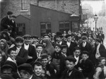 Messrs Lumb And Co Leaving The Works, Huddersfield (1900) afişi