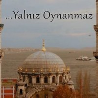 …Yalnız Oynanmaz (2012) afişi …Yalnız Oynanmaz (2012) afişi