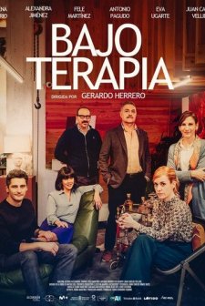 Bajo terapia (2023) afişi