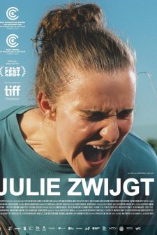 Julie zwijgt (2024) afişi