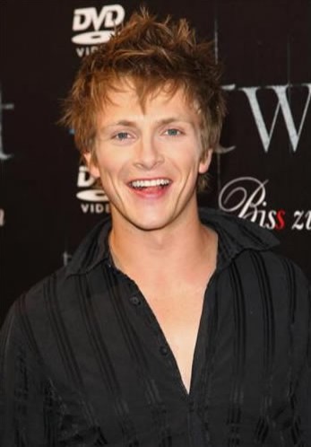 Charlie Bewley Fotoğrafı