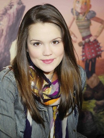 Emilia Schüle Fotoğrafı