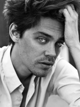 Tom Payne Fotoğrafı