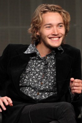 Toby Regbo Fotoğrafı