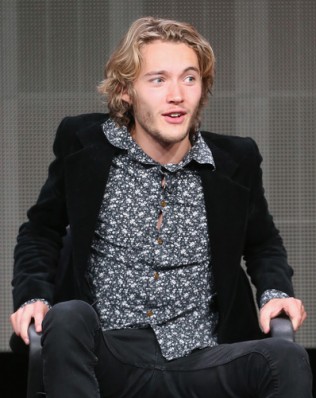 Toby Regbo Fotoğrafları 16