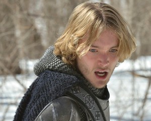 Toby Regbo Fotoğrafı