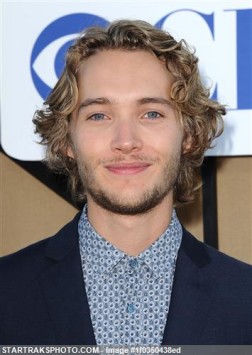Toby Regbo Fotoğrafı
