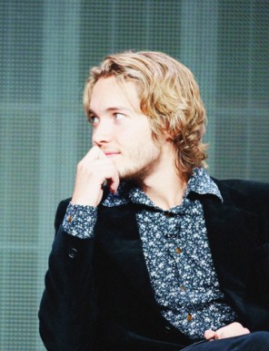 Toby Regbo Fotoğrafı