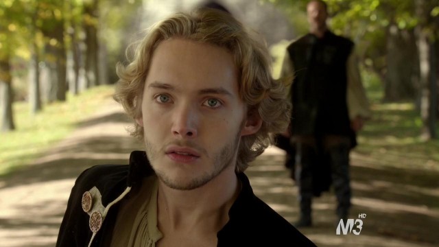 Toby Regbo Fotoğrafı