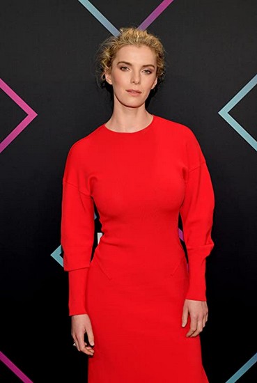 Betty Gilpin Fotoğrafı