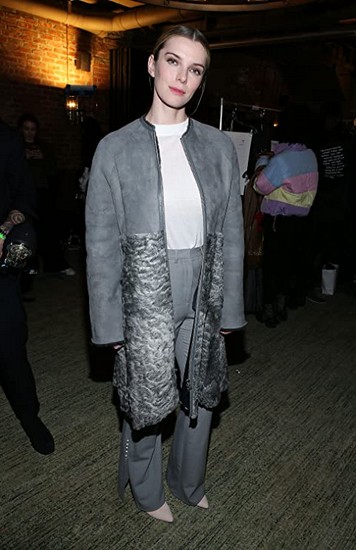 Betty Gilpin Fotoğrafı