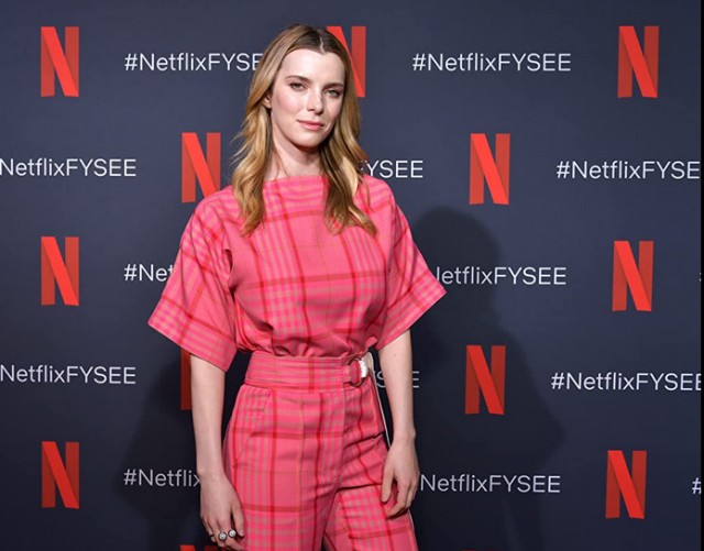 Betty Gilpin Fotoğrafı