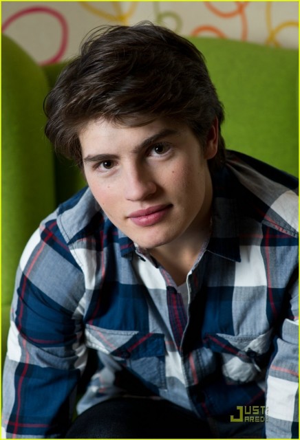 Gregg Sulkin Fotoğrafı