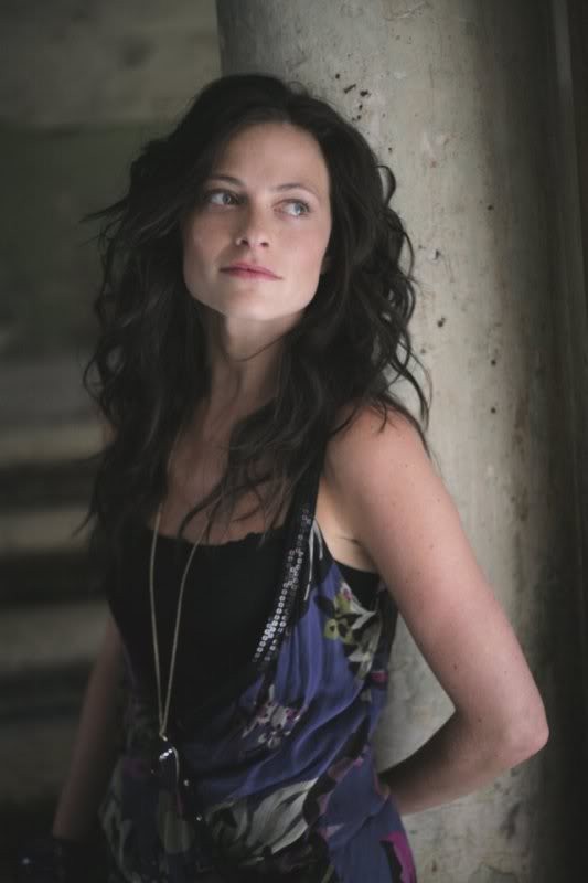 Lara Pulver Fotoğrafları 2