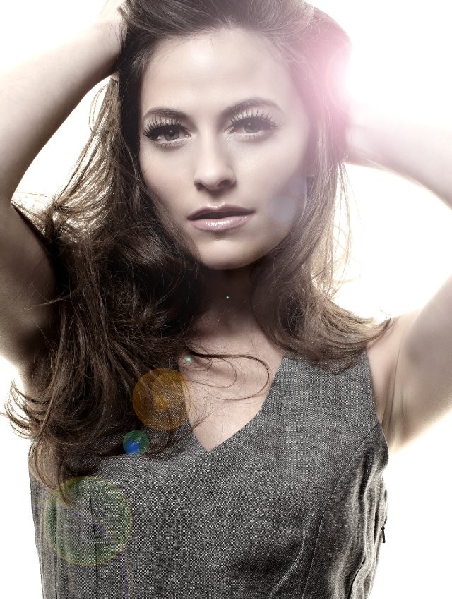 Lara Pulver Fotoğrafları 11