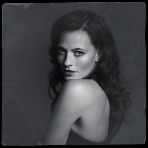 Lara Pulver Fotoğrafı