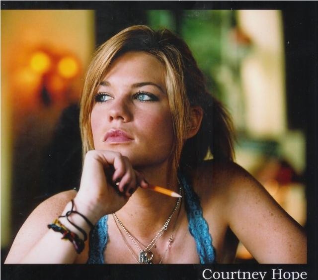 Courtney Hope Fotoğrafları 3