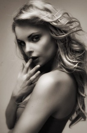 Izabella Miko Fotoğrafı