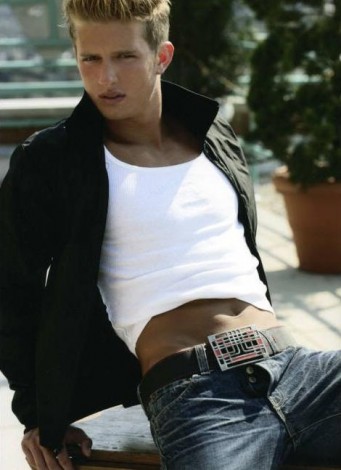 Drew Van Acker Fotoğrafı