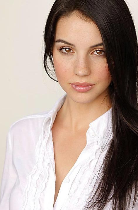 Adelaide Kane Fotoğrafları 10