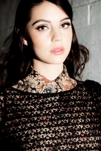 Adelaide Kane Fotoğrafları 38