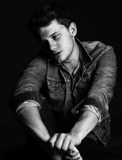 Jeremy Irvine Fotoğrafları 16