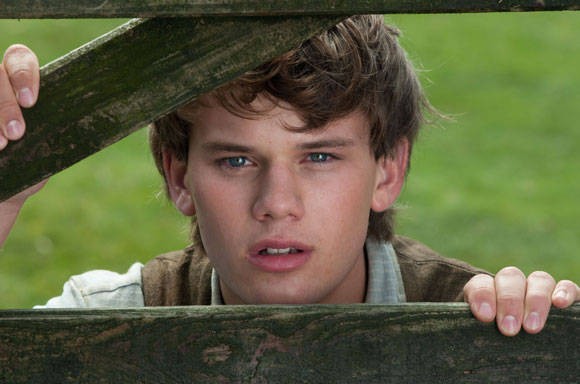 Jeremy Irvine Fotoğrafları 24