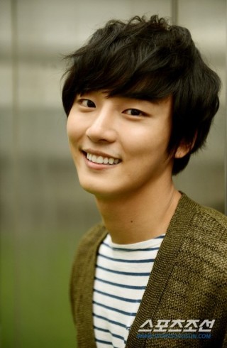 Yoon Si Yoon Fotoğrafı