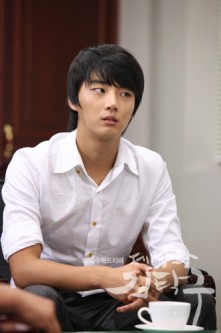 Yoon Si Yoon Fotoğrafı