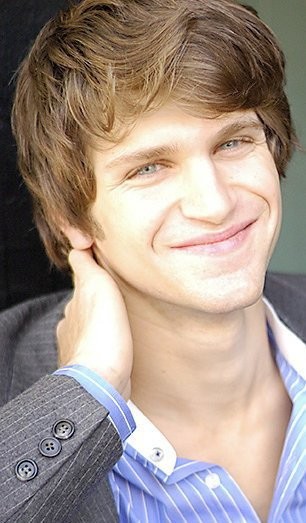 Keegan Allen Fotoğrafı
