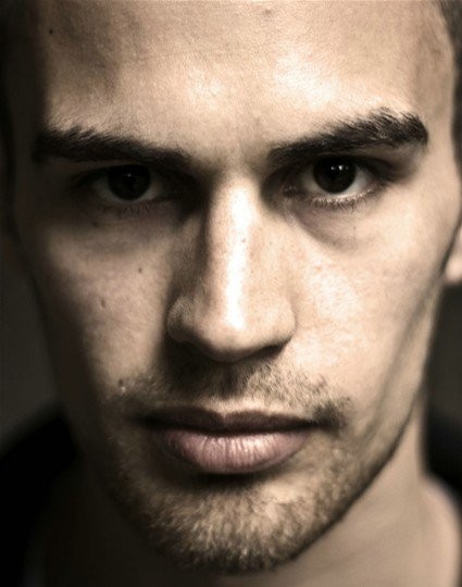 Theo James Fotoğrafları 11