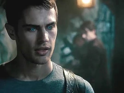 Theo James Fotoğrafı