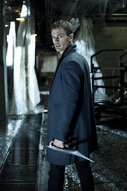 Theo James Fotoğrafı