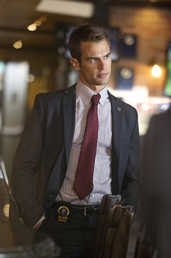 Theo James Fotoğrafı