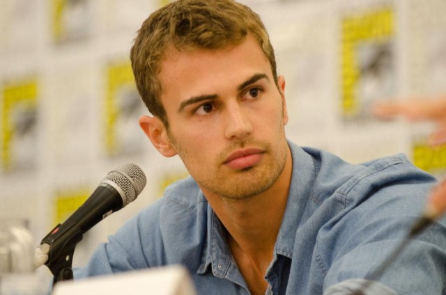 Theo James Fotoğrafı