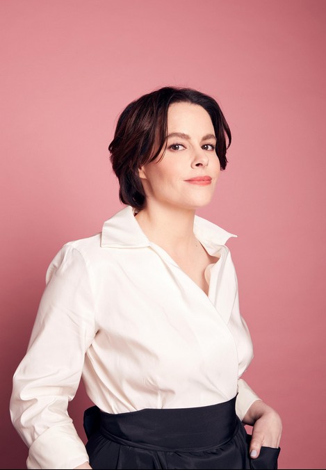 Emily Hampshire Fotoğrafı