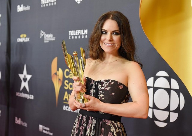 Emily Hampshire Fotoğrafları 37