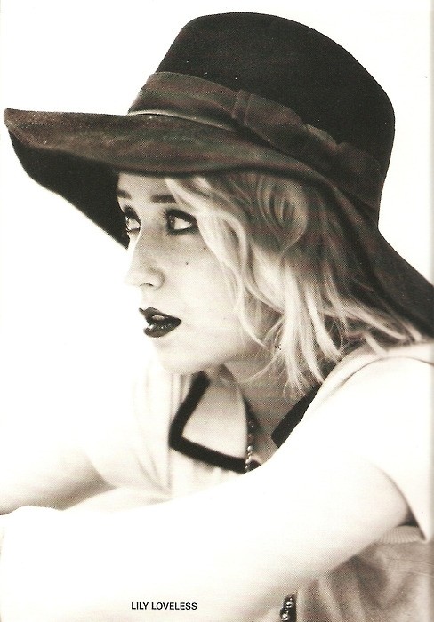 Lily Loveless Fotoğrafları 4