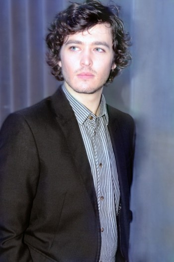 Alexander Vlahos fotoğrafı Alexander Vlahos fotoğrafı