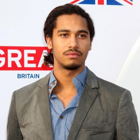 Elliot Knight Fotoğrafı