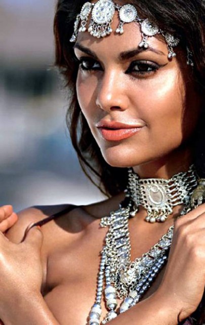 Esha Gupta Fotoğrafı