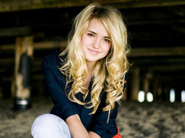 Katelyn Tarver Fotoğrafı