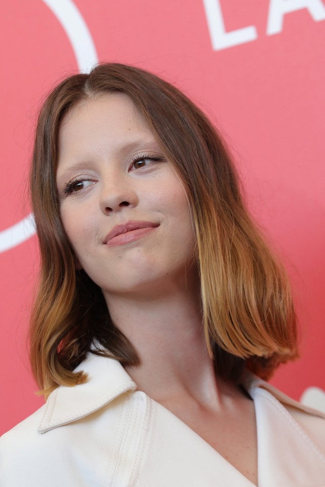 Mia Goth Fotoğrafları 33