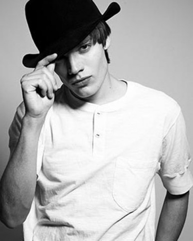 Dominic Sherwood Fotoğrafı