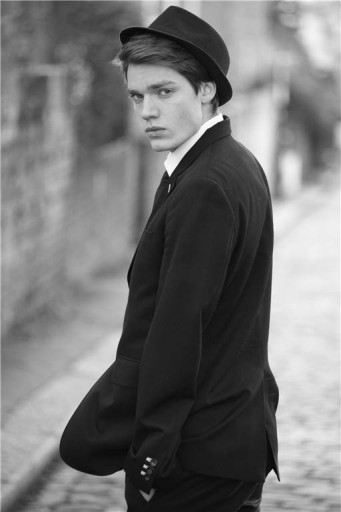 Dominic Sherwood Fotoğrafı