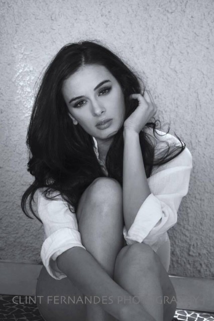 Evelyn Sharma Fotoğrafı