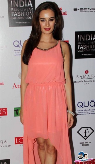 Evelyn Sharma Fotoğrafı