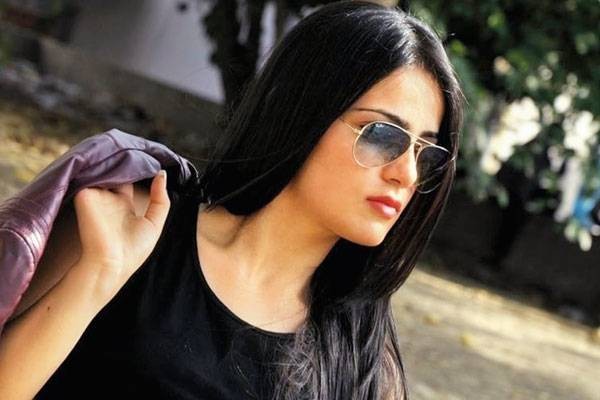 Radhika Madan Fotoğrafı