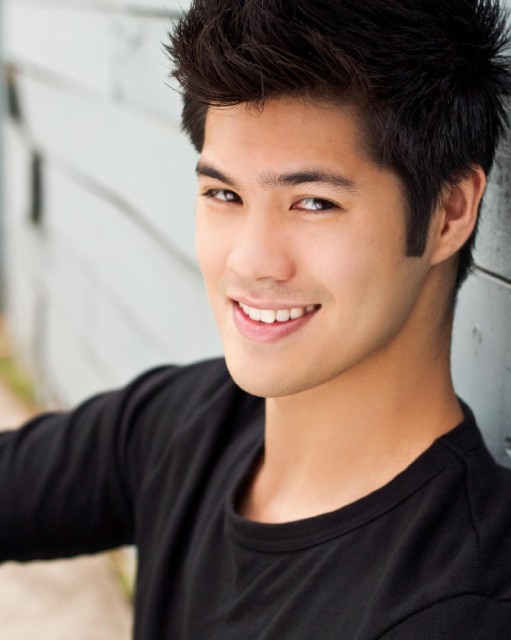 Ross Butler Fotoğrafı